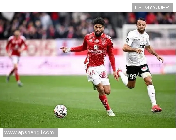 兰斯与布雷斯特对决分析球队状态与战术布局探讨